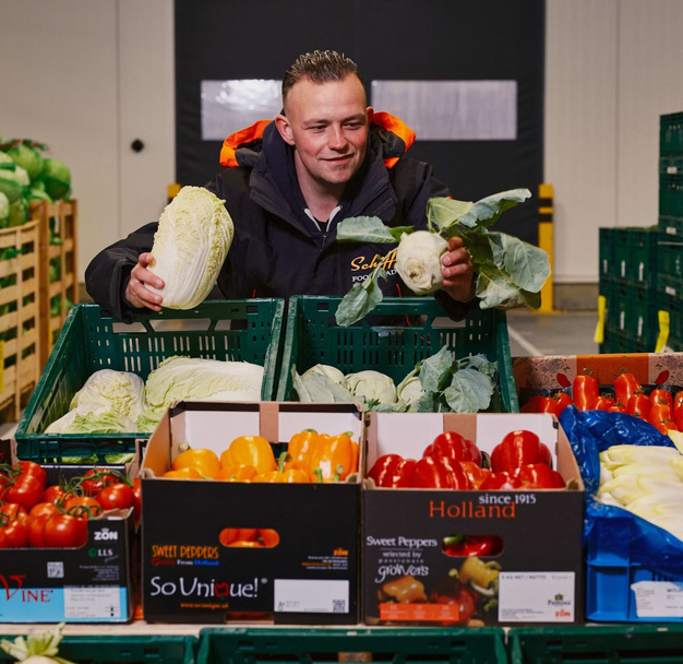 Stefan Schiffer met verse groenten bij Schiffer Food Trading